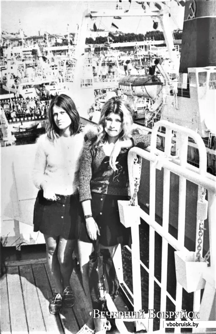 Алла и Наташа в Ленинграде. Любили наши люди съездить на денек-другой в северную российскую столицу прогуляться. 1973 год.