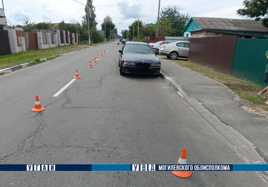 Пятилетняя девочка попала под колеса машины в Могилевской области