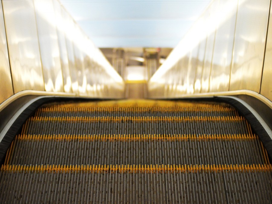 Может затянуть под гребенку и травмировать ноги: какую опасность несет в себе обычный эскалатор