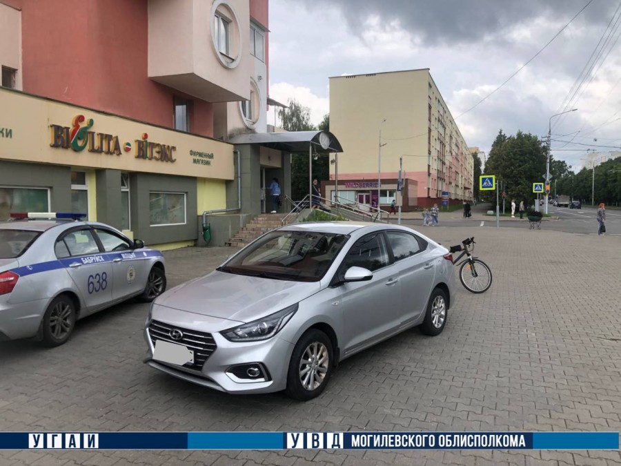 В Бобруйске водитель при движении задним ходом сбил велосипедиста. Нужны очевидцы 