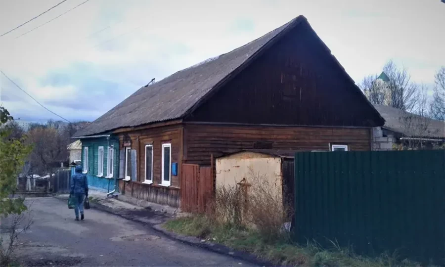 Вот в этом доме №23 по улице Яцыно в Могилеве (в прошлом переулок Краснопольский) Владимир Высоцкий в далеком 1966 году порадовал застольщиков свом пением.