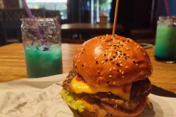 Бургер вкусный, но с неприятным сюрпризом. Сходили в могилевский Burger Нouse