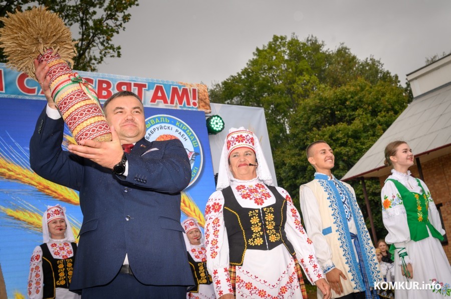 27.09.2024. Агрогородок Ленина. Председатель Бобруйского райисполкома Александр Суходольский торжественно поднимает сноп колосьев нового урожая 2024 года.