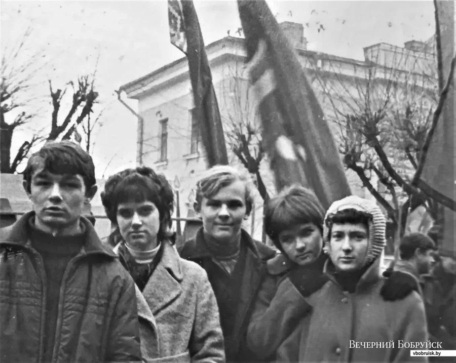 Могилев, на демонстрации учащиеся могилевской СШ №23, 1971 год.