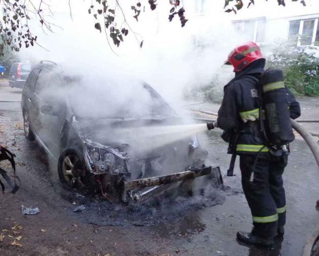 В Бобруйске прохожие увидели, как горит автомобиль и позвонили пожарным