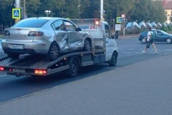 На Минской улице в Бобруйске столкнулись Opel и Mazda. Одну из пострадавших машин увезли на эвакуаторе (Дополнено)