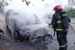 В Бобруйске прохожие увидели, как горит автомобиль и позвонили пожарным