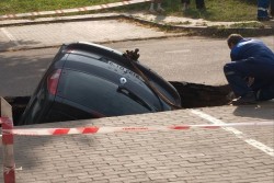 В Бобруйске автомобиль провалился под землю (видео). Обновлено