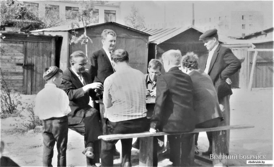 1964 год. Домино во дворе напротив нынешнего стадиона А. Прокопенко.