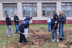 Учащиеся бобруйского коллежда заложили фруктовый сад на территории учебного заведения