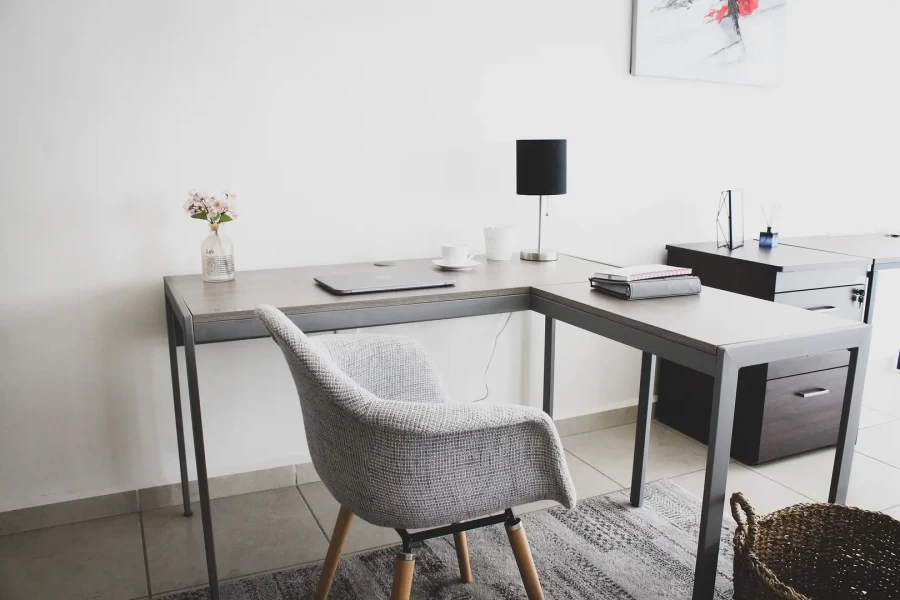 Если нет возможности обзавестись отдельным кабинетом, позаботьтесь о наличии письменного стола.
