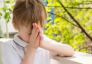 Ребенок не хочет общаться с другими детьми. Как помочь ему стать более коммуникабельным? Комментирует психолог