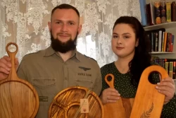 «Может в месяц 600 рублей выйти, может 1000». Как супруги из Бобруйска зарабатывают на деревянных изделиях
