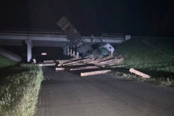 В Могилевском районе с моста упал груженый лесовоз. Водитель не пострадал