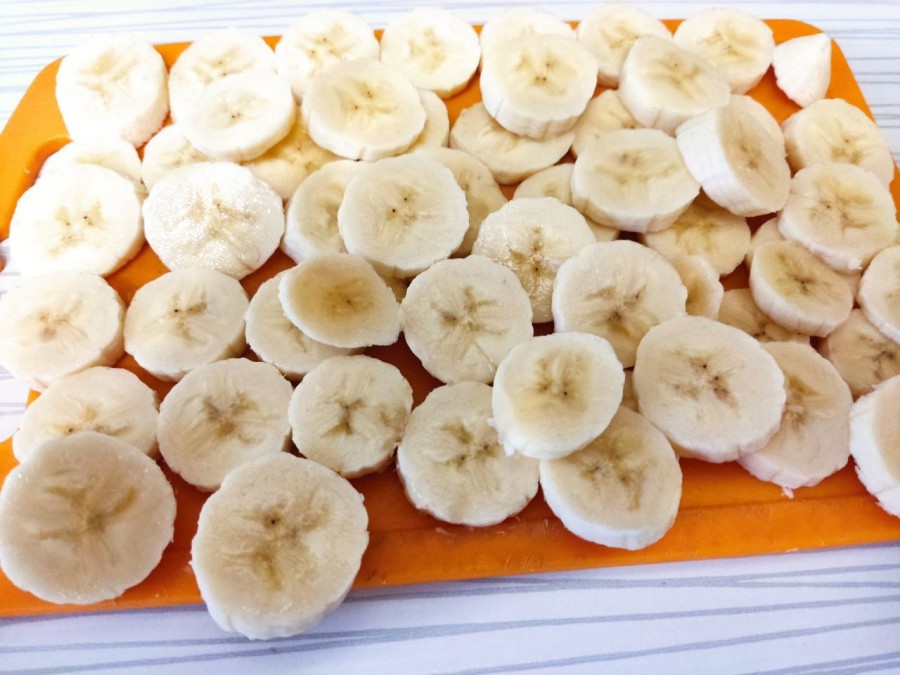 Бананы нарезать кружочками и заморозить.