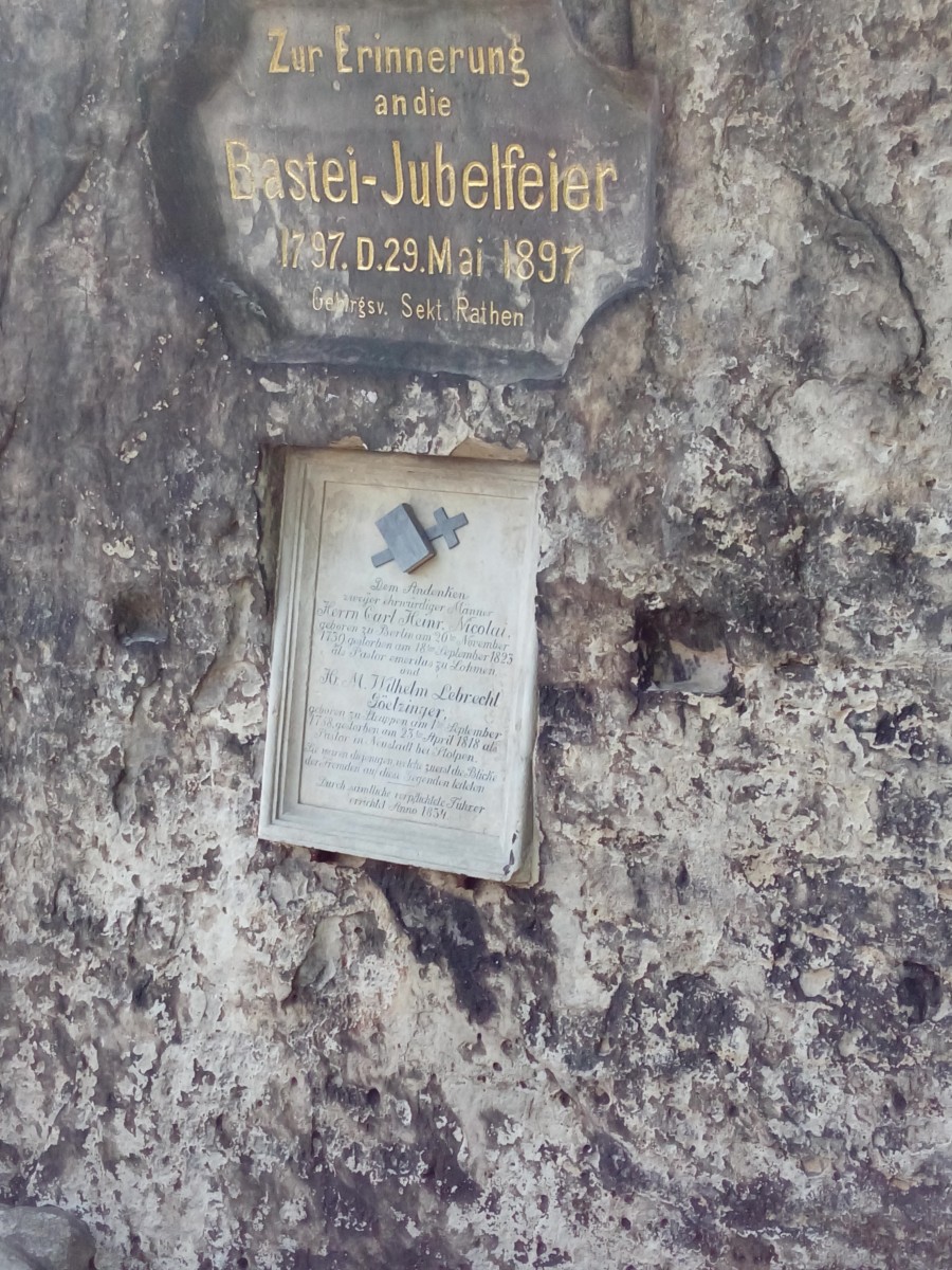 2 мая 2019 г. Бастай, Германия. Эта табличка рассказывает о Карле Генрихе Николае и Вильгельме Лебрехте Гётцингере, первых путешественниках по Саксонской Швейцарии.