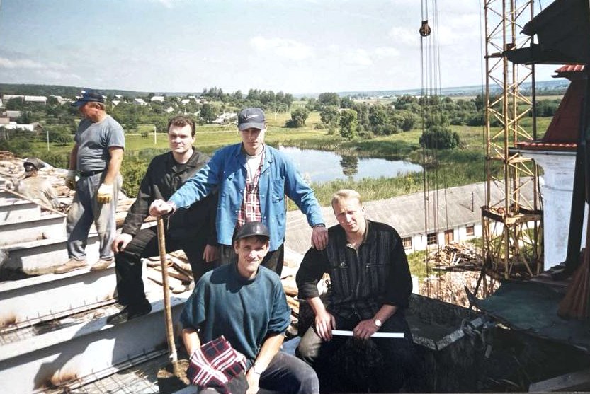 Начало 2000-х. Студенты Минской духовной семинарии на строительстве одного из корпусов Жировичского монастыря. Михаил Жук – крайний справа.