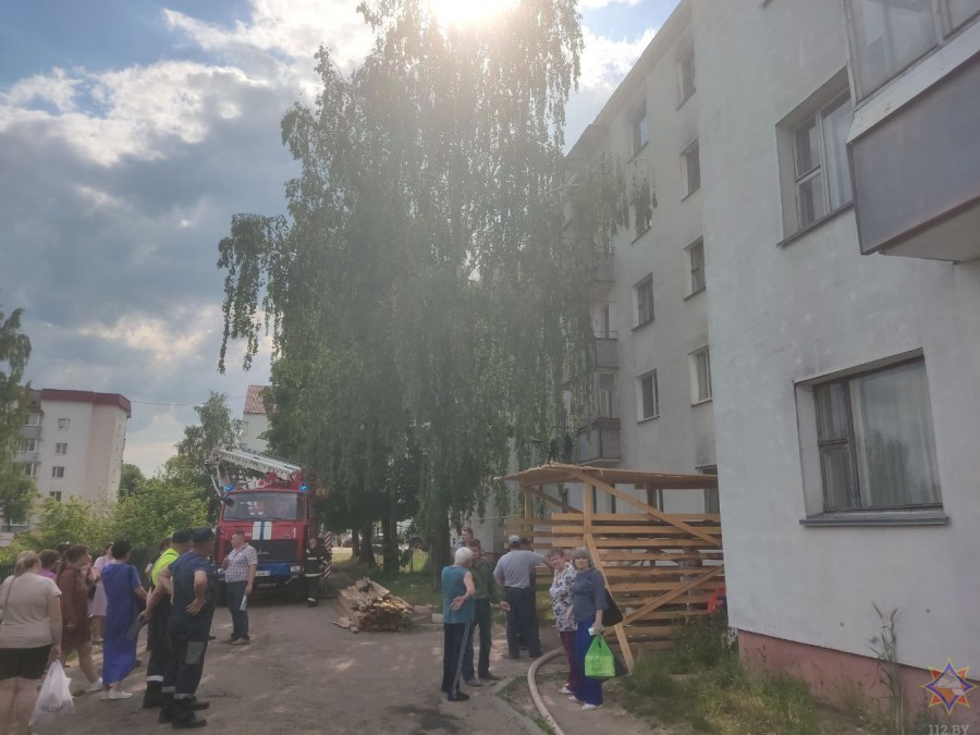 В Шклове горели две квартиры в одном доме. Мать с детьми снимали с пятого этажа на подъемнике