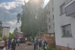 В Шклове горели две квартиры в одном доме. Мать с детьми снимали с пятого этажа на подъемнике