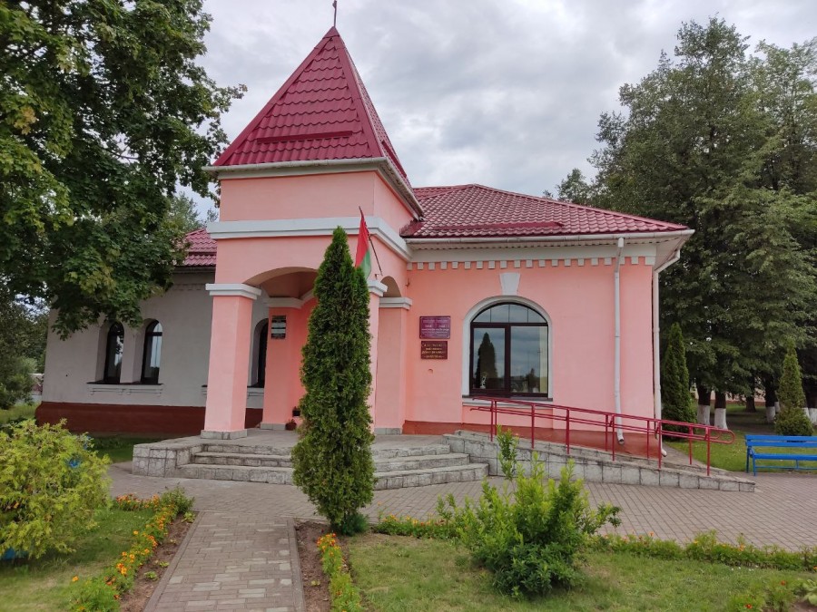 Агрогородок Лесная, Славгородский район. Леснянский дом культуры располагается в очень интересном здании, которое было построено в начале прошлого века. Судя по архитектуре, помещичий дом. 22.07.2023 г.