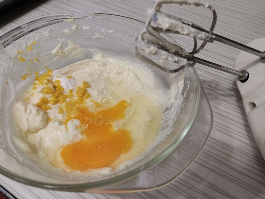 Добавить яйцо, ваниль, цедру и снова хорошо перемешать миксером