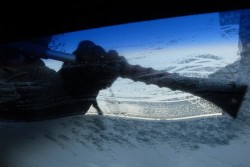 Как быстро и эффективно очистить обледеневшие стекла машины: опытным автомобилистам не нужен скребок