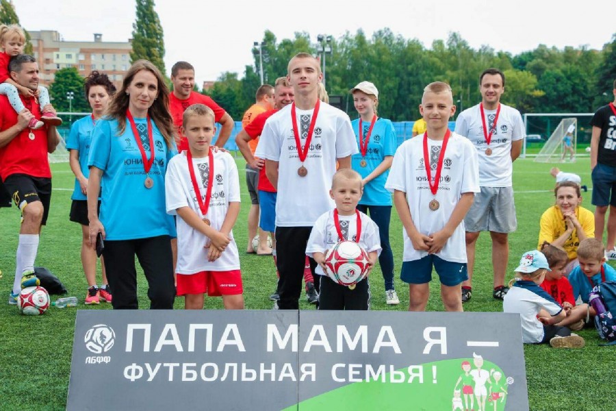 Могилев, 2020 г. Семья участвует в спортивном семейном конкурсе «Папа, мама, я – футбольная семья».