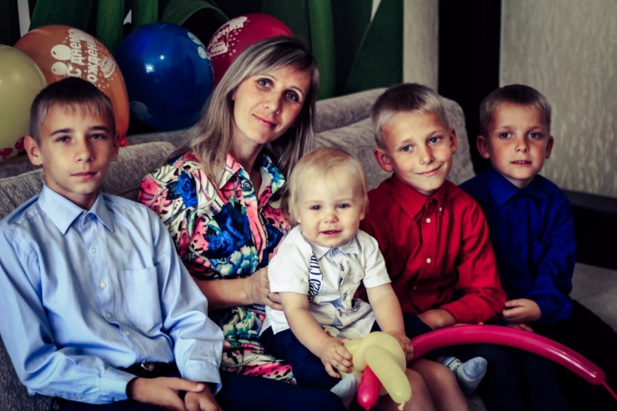 Ольга с четырьмя старшими детьми. Могилев, 2017 г.