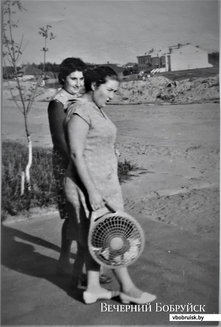 1966 год. Мама-Соня с подругой на ул.Интернациональной.