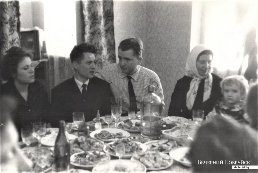 1965 год. Праздничное застолье. С.Булова (в белой рубашке), правее – его мать Ева Федоровна, Наташа.