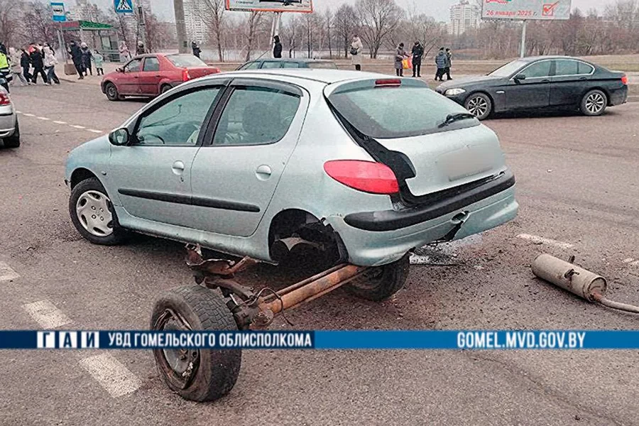 Гомель, 25 января 2025 года. Три автомобиля столкнулись на улице Мазурова. Фото: ГАИ УВД Гомельского облисполкома.