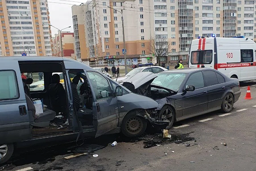 Гомель, 25 января 2025 года. Три автомобиля столкнулись на улице Мазурова. Фото: ГАИ УВД Гомельского облисполкома.