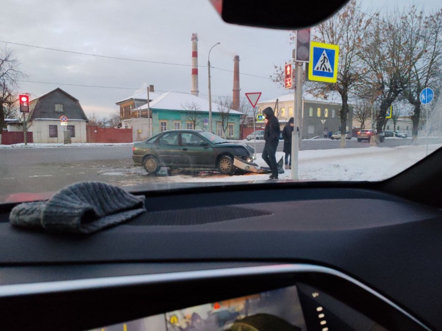 На улице Бахарова в Бобруйске столкнулись Chrysler и Renault. Машины сильно разбиты