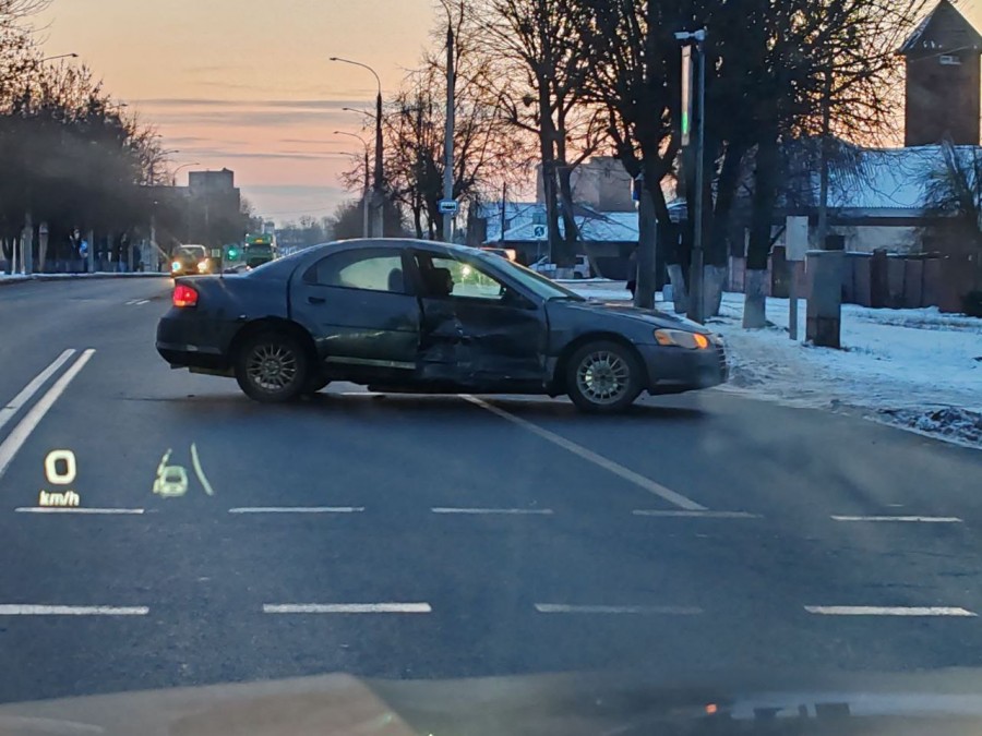На улице Бахарова в Бобруйске столкнулись Chrysler и Renault. Машины сильно разбиты