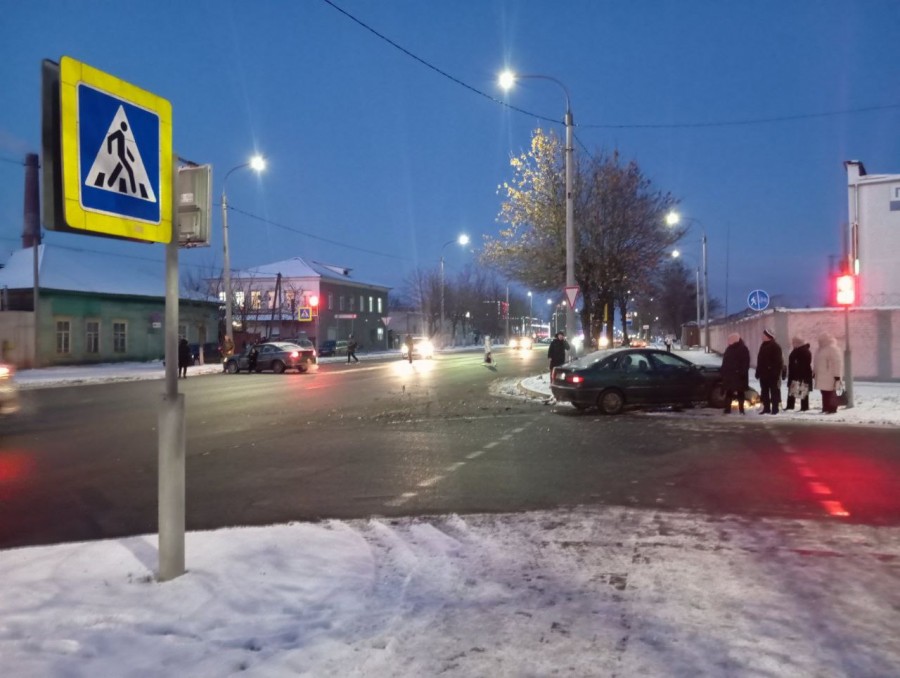 На улице Бахарова в Бобруйске столкнулись Chrysler и Renault. Машины сильно разбиты