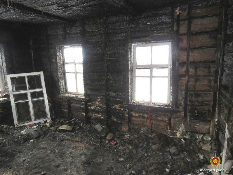 Под Бобруйском специалист по установке окон решил помочь растопить печь и устроил в доме пожар