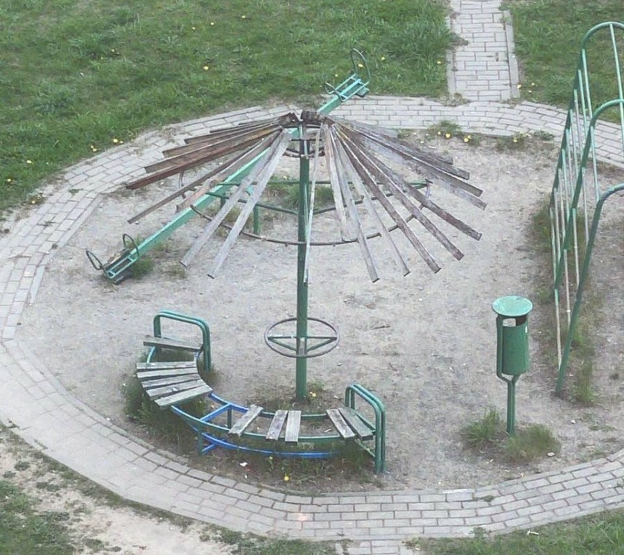 Апрель 2025 г. Могилев, детплощадка по улице Габровской. Фото читательницы.