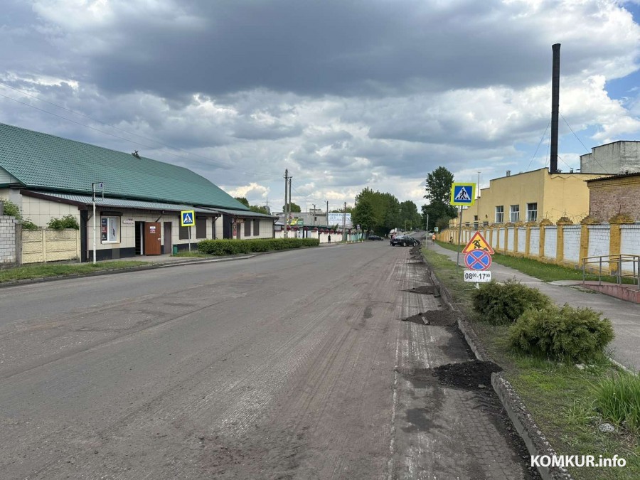 В пятницу заасфальтируют улицу Дзержинского у одного из бобруйских рынков. Водителей просят не парковаться