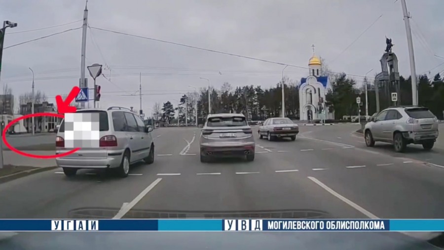 Сначала проехал на красный, а после свернул, где нельзя. Бобруйчанин за поездку дважды нарушил ПДД (видео)