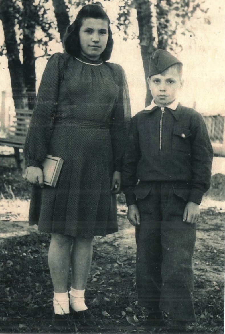 Александр (Семён) Абрамов с сестрой Анной, сентябрь 1949 года. Фото из домашнего архива.
