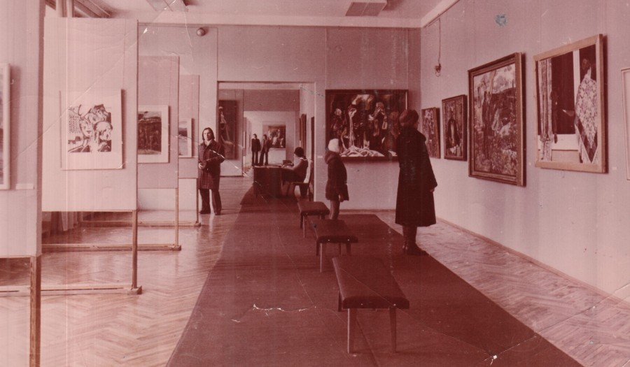 Семен Тихонович Абрамов в выставочном зале. Фото из домашнего архива.