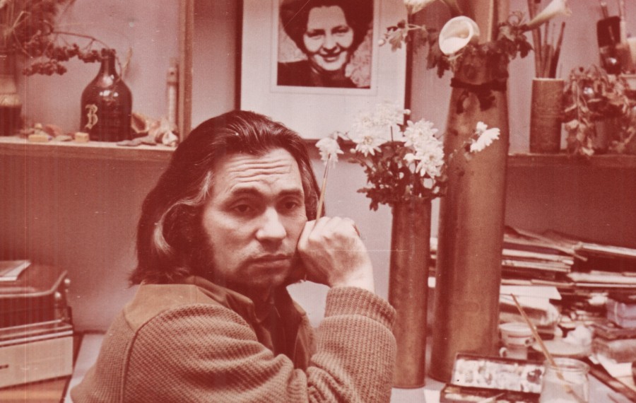 1981 год, Семён Абрамов в мастерской с фотографией жены. Фото из домашнего архива.