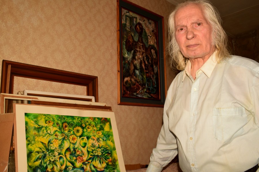 Семён Абрамов дома с работами дочери Татьяны и сына Тихона.