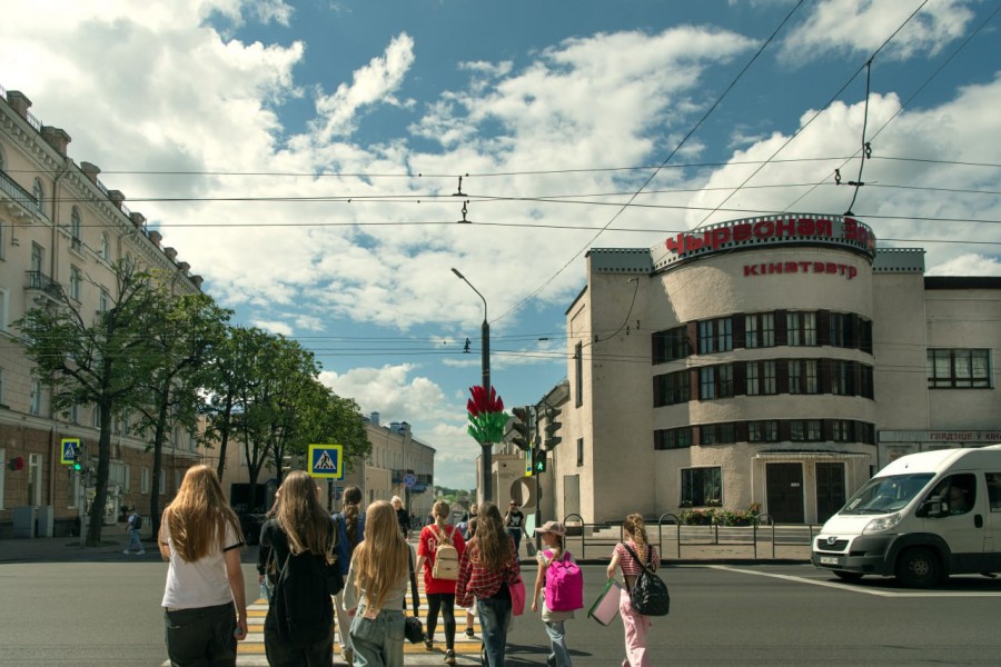 Июнь 2025 г. Могилев, кинотеатр «Чырвоная Зорка» .Неподалеку отсюда, в сторону центра, находился и первый в городе кинотеатр «Чары» .