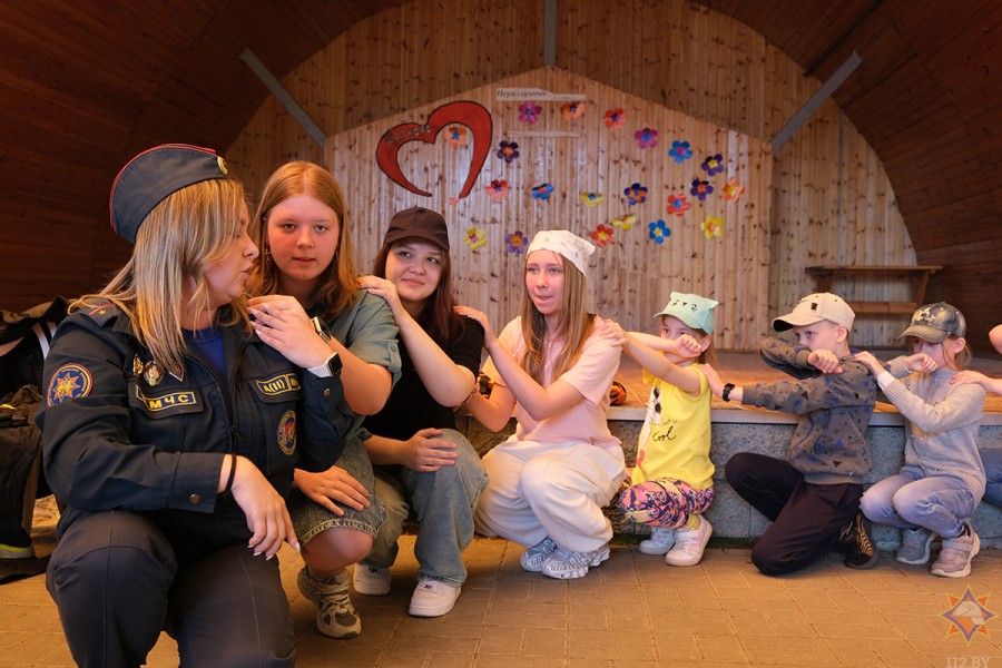 Формула безопасности. Бобруйские спасатели побывали в детском лагере «Щатково». Фотофакт