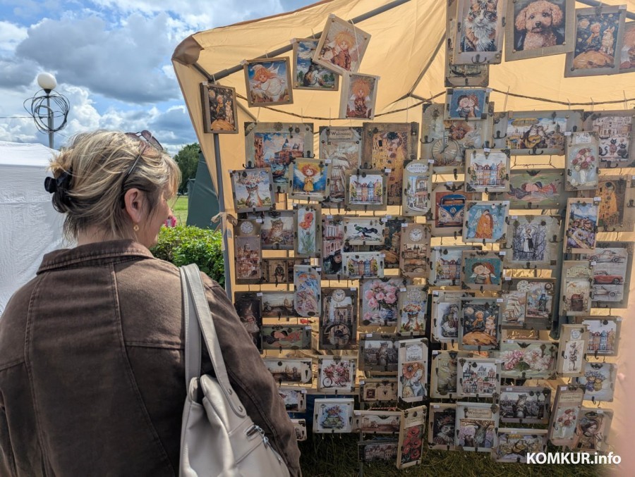 28.06.2025. Бобруйск. В рамках празднования Дня города у ледового дворца проходит традиционная выставка-ярмарка народного творчества мастеров ДПИ.