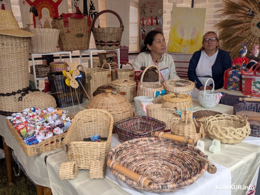 28.06.2025. Бобруйск. В рамках празднования Дня города у ледового дворца проходит традиционная выставка-ярмарка народного творчества мастеров ДПИ.