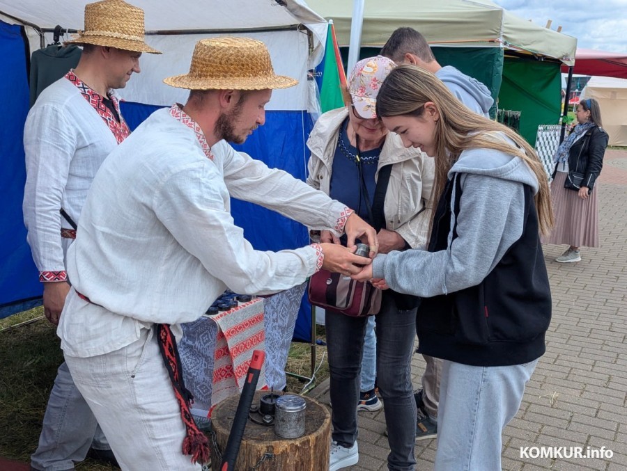 28.06.2025. Бобруйск. В рамках празднования Дня города у ледового дворца проходит традиционная выставка-ярмарка народного творчества мастеров ДПИ.