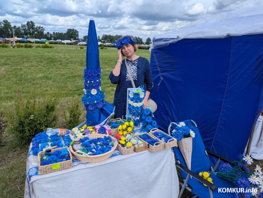 28.06.2025. Бобруйск. В рамках празднования Дня города у ледового дворца проходит традиционная выставка-ярмарка народного творчества мастеров ДПИ.