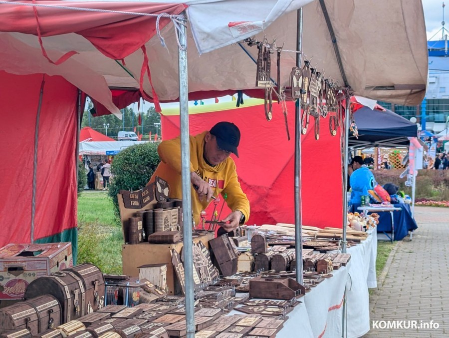 28.06.2025. Бобруйск. В рамках празднования Дня города у ледового дворца проходит традиционная выставка-ярмарка народного творчества мастеров ДПИ.